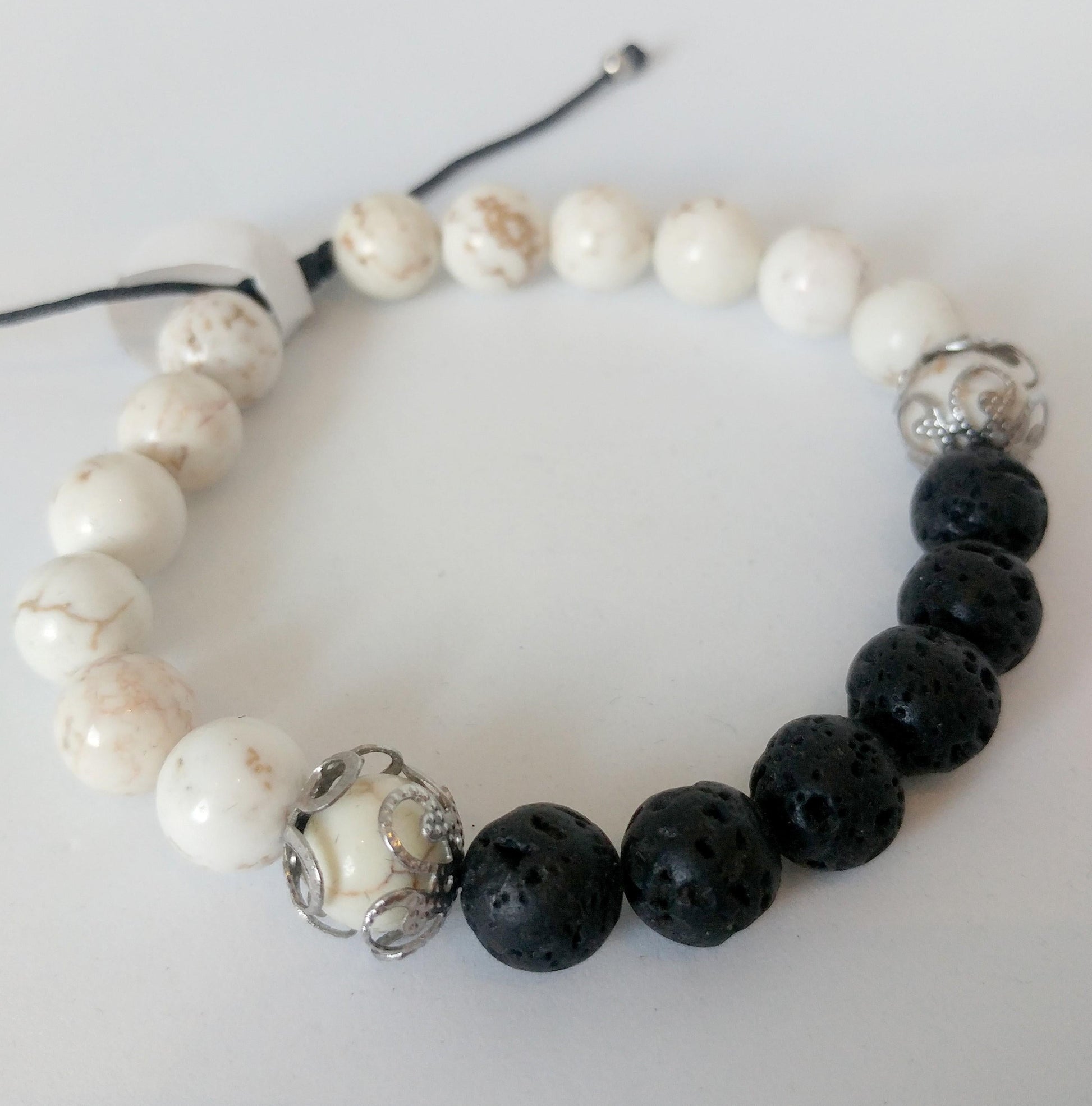 Bracelet de billes de couleur ivoire, avec pierres volcaniques - Bijoux Le fil d'Ariane
