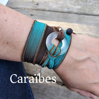 Bracelet de soie à enrouler, anneau de verre bleu, mat - Bijoux Le fil d'Ariane