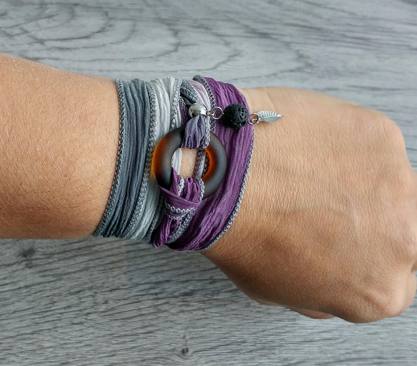 Bracelet de soie à enrouler, anneau de verre brun mat - Bijoux Le fil d'Ariane