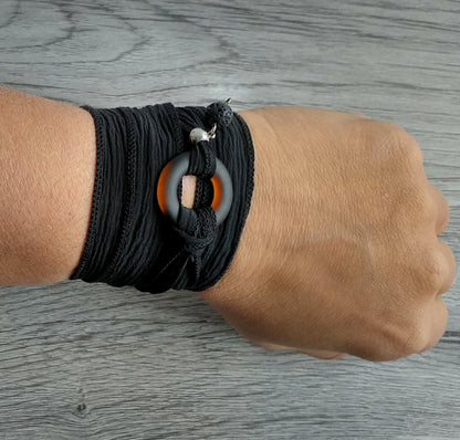 Bracelet de soie à enrouler, anneau de verre brun mat - Bijoux Le fil d'Ariane