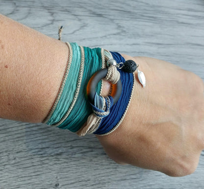 Bracelet de soie à enrouler, anneau de verre brun mat - Bijoux Le fil d'Ariane
