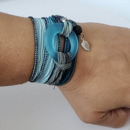 Bracelet de soie à enrouler, anneau de verre gin tonic mat - Bijoux Le fil d'Ariane