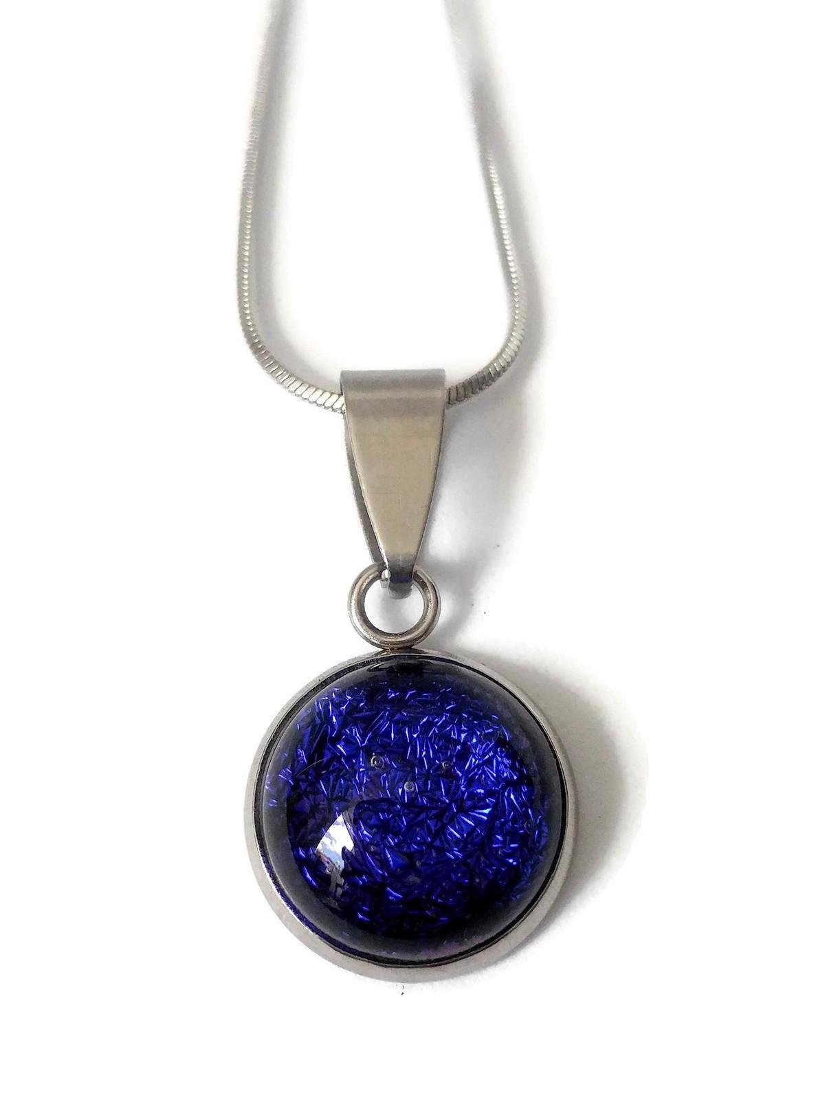 Collier cabochon, bleu-violet foncé, verre fusion - Bijoux Le fil d'Ariane