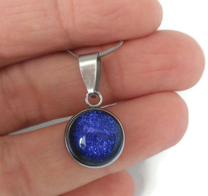 Collier cabochon, bleu-violet foncé, verre fusion - Bijoux Le fil d'Ariane