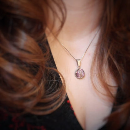 Collier cabochon, vert-doré et blanc, verre fusion - Bijoux Le fil d'Ariane