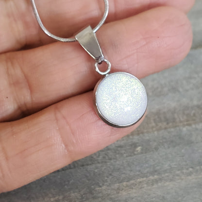 Collier cabochon, vert-doré et blanc, verre fusion - Bijoux Le fil d'Ariane
