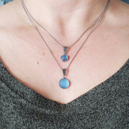 Collier cabochon, vert-doré et blanc, verre fusion - Bijoux Le fil d'Ariane