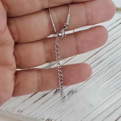 Collier cabochon, vert-doré et blanc, verre fusion - Bijoux Le fil d'Ariane