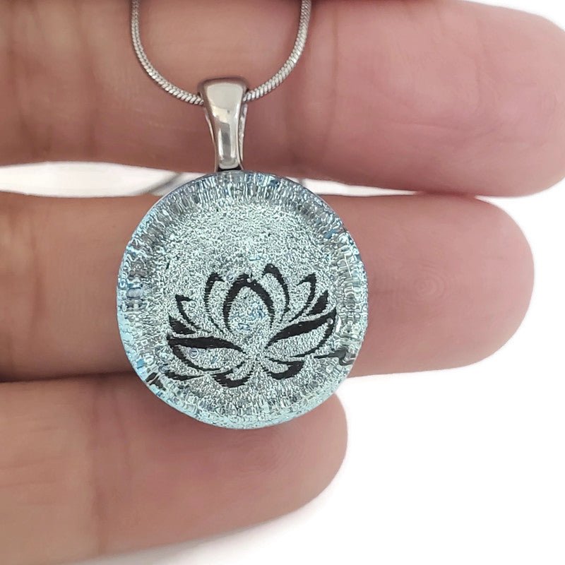 Collier fleur de lotus, rond en verre fusion - Bijoux Le fil d'Ariane