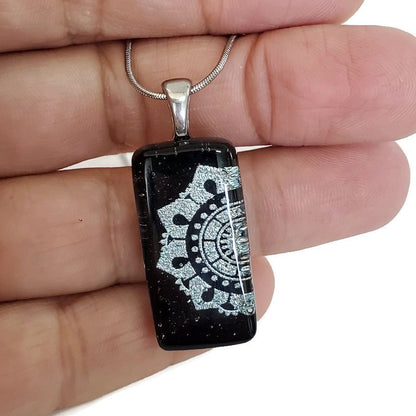Collier mandala inversé, rectangle en verre fusion - Bijoux Le fil d'Ariane