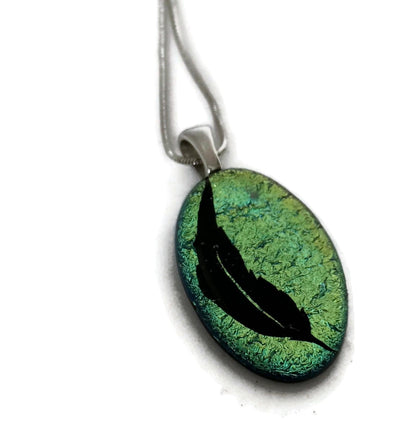 Collier plume, verre fusion, ovale et vert-doré - Bijoux Le fil d'Ariane