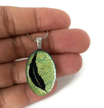 Collier plume, verre fusion, ovale et vert-doré - Bijoux Le fil d'Ariane