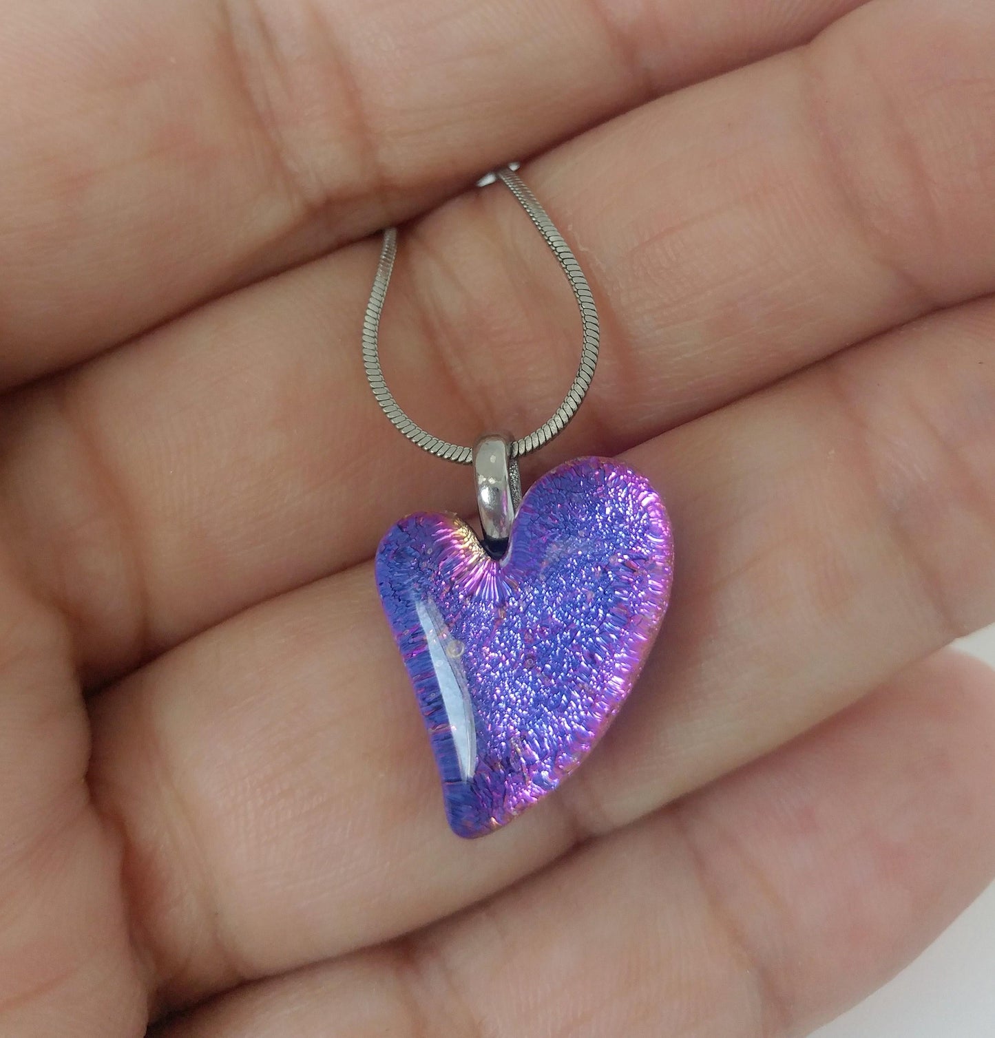 Mini coeur, mauve avec reflets bleus, verre fusion - Bijoux Le fil d'Ariane