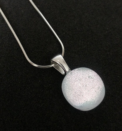 Mini pendentif, blanc et rose pâle verre fusion - Bijoux Le fil d'Ariane