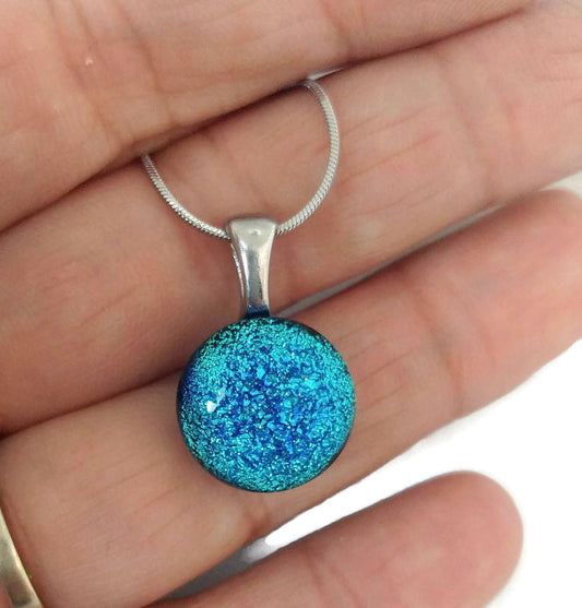 Mini pendentif, bleu-turquoise, verre fusion - Bijoux Le fil d'Ariane