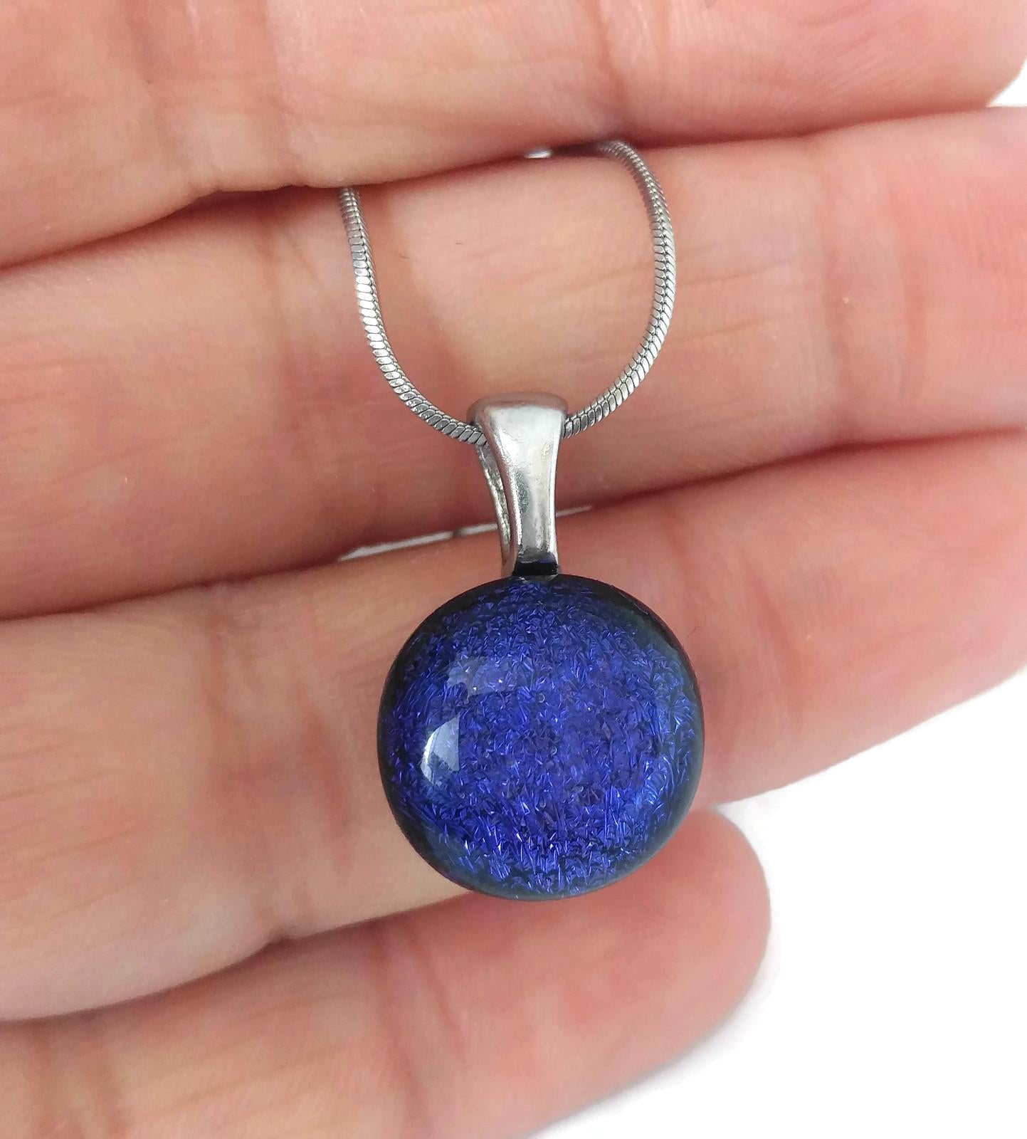 Mini pendentif, bleu-violet foncé, verre fusion - Bijoux Le fil d'Ariane