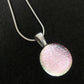 Mini pendentif, transparent et rose pâle, verre fusion - Bijoux Le fil d'Ariane