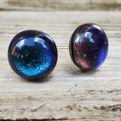 Puces d'oreille aqua, verre fusion - Bijoux Le fil d'Ariane
