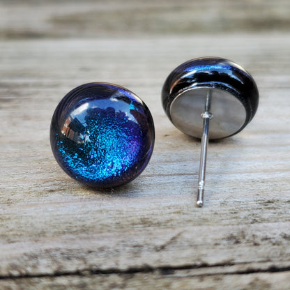 Puces d'oreille aqua, verre fusion - Bijoux Le fil d'Ariane