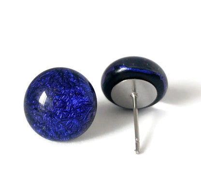 Puces d'oreille bleu-violet foncé, verre fusion - Bijoux Le fil d'Ariane