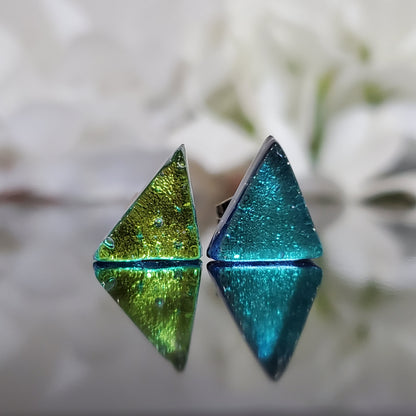 Puces triangles - plusieurs couleurs - Bijoux Le fil d'Ariane