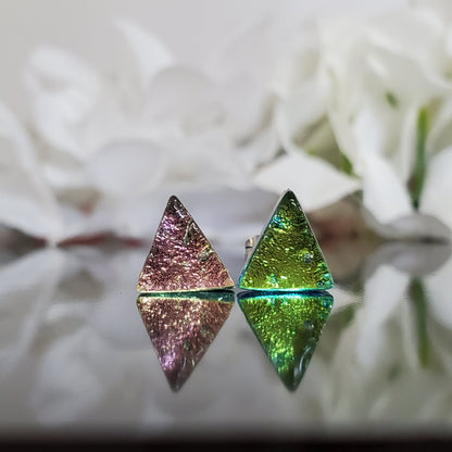 Puces triangles - plusieurs couleurs - Bijoux Le fil d'Ariane