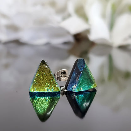 Puces triangles - plusieurs couleurs - Bijoux Le fil d'Ariane